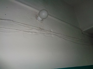 Установка плафонов с лампами на этажах после профремонта в третьем подъезде дома