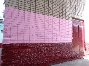 Окраска цоколя и стен первого этажа, закрашивание надписей на доме