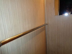 Установка поручней и зеркал в лифте