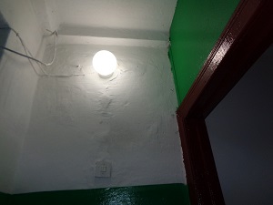 Установка плафонов со светодиодными лампами в третьем подъезде в доме