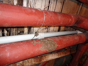 Замена трубопровода горячей воды в подвале дома