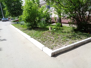 Покос травы на детской площадке между домами по улице Красноармейская 160а и 170б