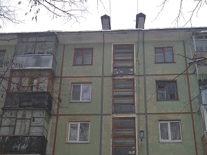 Очистка кровли от сосулек в доме по адресу улица Докучаева 17