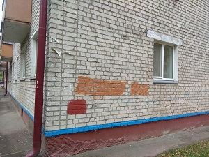 Закрашивание надписей на фасаде дома по улице Докучаева 19