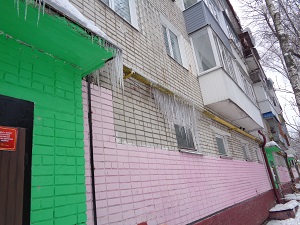 Уборка сосулек и снега с козырька и крыши дома по улице Красноармейская 160-а