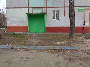 Провели покраску части фасада дома по улице Крахмалёва 6