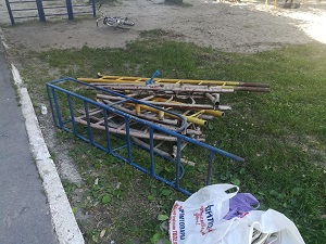 Демонтаж старых конструкций около дома по улице Спартаковская 120-а