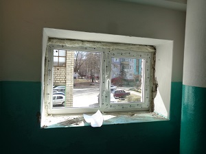 Замена старого окна на пластиковое новое в подъезде дома по улице Спартаковская 120-а