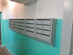 Установка почтовых ящиков в подъезде на первом этаже дома по улице Спартаковская 120-а.