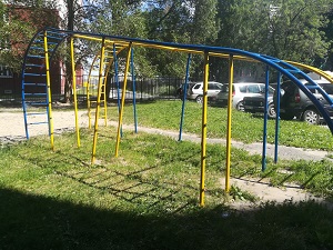 Покраска спортивного инвентаря на придомовой территории около дома по улице Спартаковская 120-а