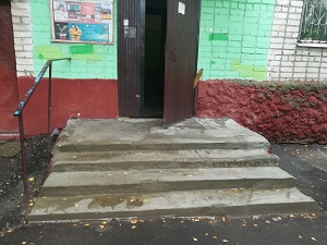 Ремонт ступенек у первого подъезда дома по проспекту Станке Димитрова 61-1