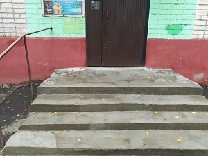 Ремонт ступенек у второго подъезда дома по проспекту Станке Димитрова 61-1