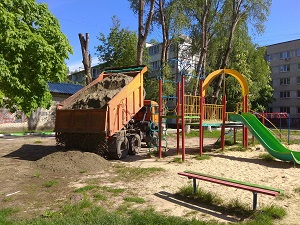 Завоз песка на детскую площадку около дома по улице Красноармейская 170-б