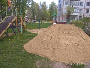 Завоз песка на детскую площадку около дома по улице Крахмалёва 2