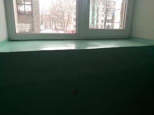 Покраска подоконника на втором этаже дома по улице Спартаковская 120-а