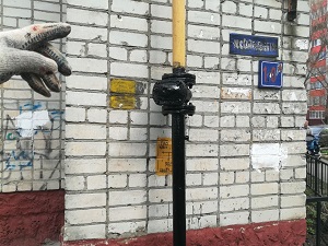 Покраска газовой трубы у дома по ул. Спартаковская 120-А