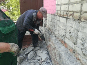 Провели очистку стены от старого бетона перфоратором
