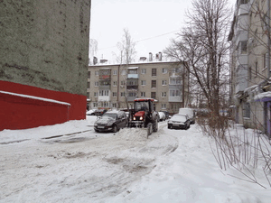 Уборка снега со снегоуборочной техникой во дворе дома по проспекту Станке Димитрова 57