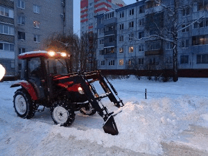 Уборка снега со снегоуборочной техникой во дворе дома по улице Спартаковская 120-а