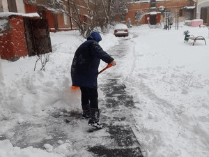 Уборка снега со снегоуборочной техникой во дворе дома по проспекту Ленина 24