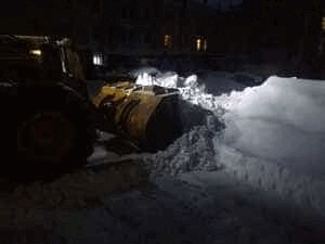 Уборка снега автогрейдером во дворе дома по проспекту Ленина 24