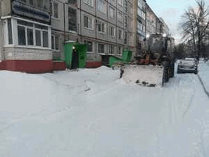 Уборка снега автогрейдером во дворе дома по улице Крахмалёва 6, 6-а