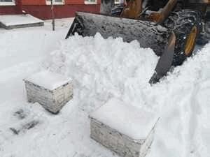 Уборка снега автогрейдером во дворе дома по улице Крахмалёва дом 2